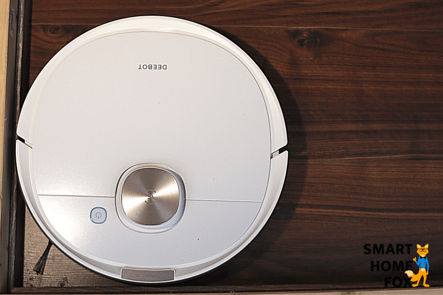 Ecovacs Deebot OZMO T8 reinigt in einer Ecke